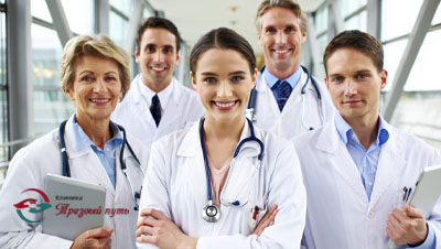 Команда врачей на фоне клиники