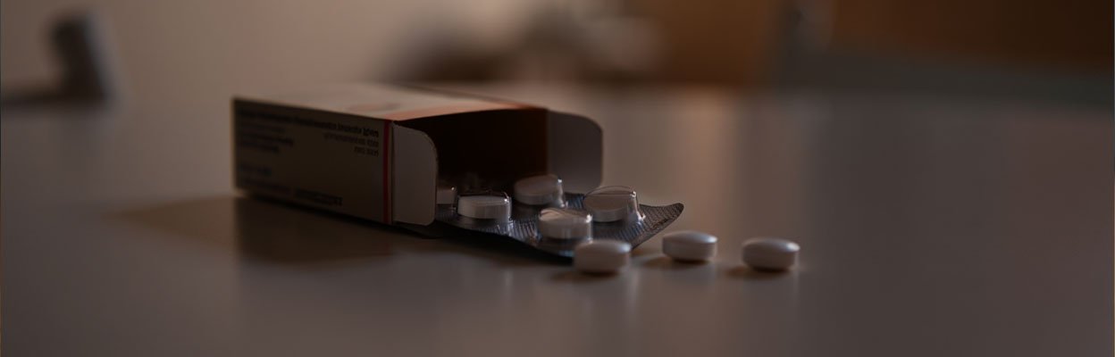 На столе лежат таблетки Атаракс